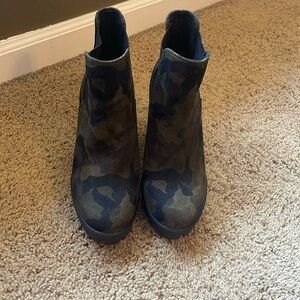 Jessica Simpson Camo booties 6.5